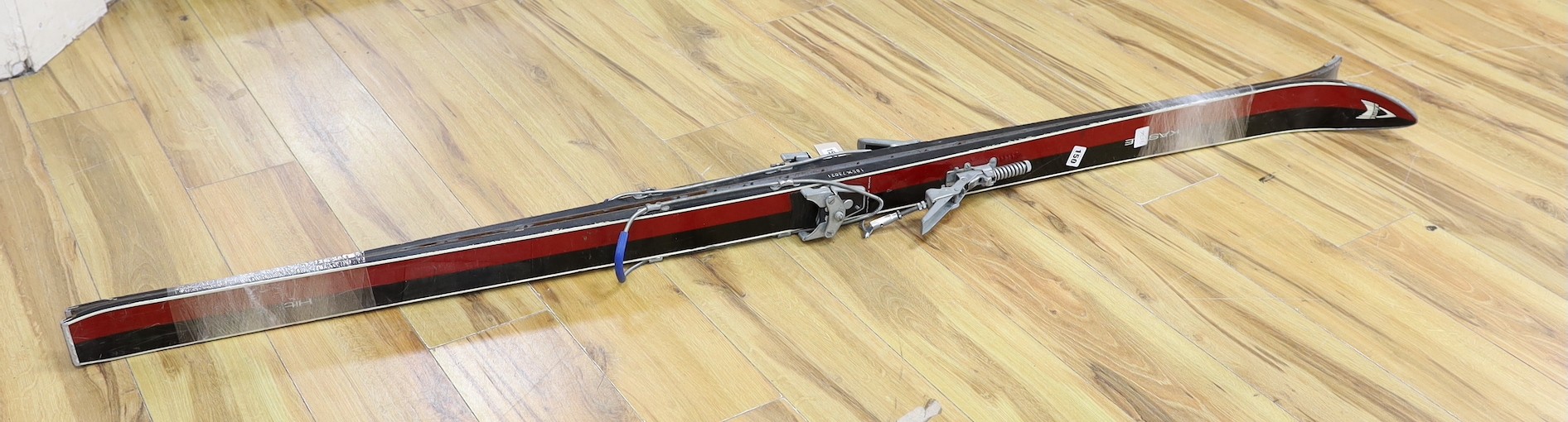 A pair of Kastle snow skis